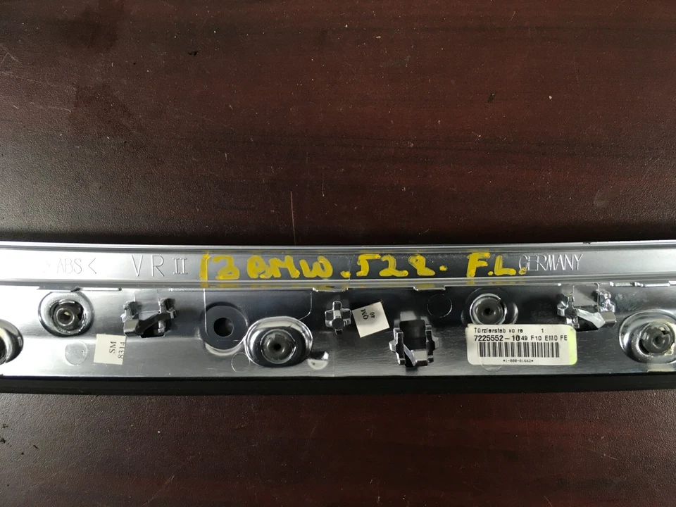 BMW 528i 535i 550i 2011-2016 panel puerta delantera derecha moldura 7225552 OEM. Foto 3 de 4