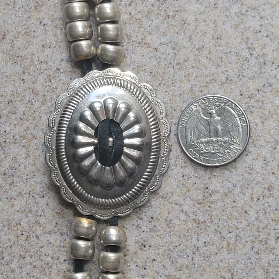 Cinturón envolvente de cuero de gamuza occidental con cordón delgado con 3 colgantes de conchos en tono plateado Foto 2 de 4