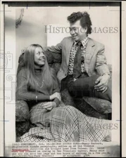 1974 Press Photo Nancy Herbert smiles at acupuncturist David Chou in Cincinnati