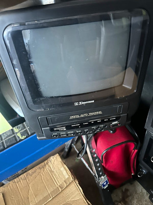Emerson VT1091 9in CRT TV/VCR Combo VHS 4-Head Digital Auto Tracking