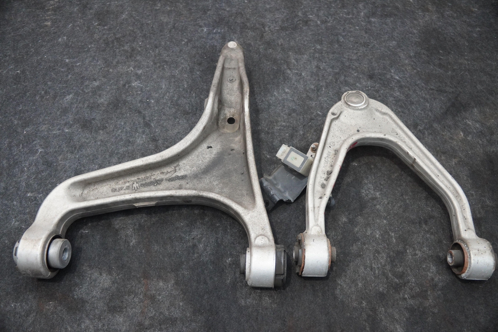 Set 2 Front Suspension Right Control Arm 670107801 Maserati Quattroporte M156 16