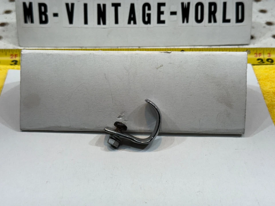 Mercerdes 59-68 W111, W112, W110 4 puertas sedanes puerta trasera combustible metal OEM 1 manija Foto 3 de 4