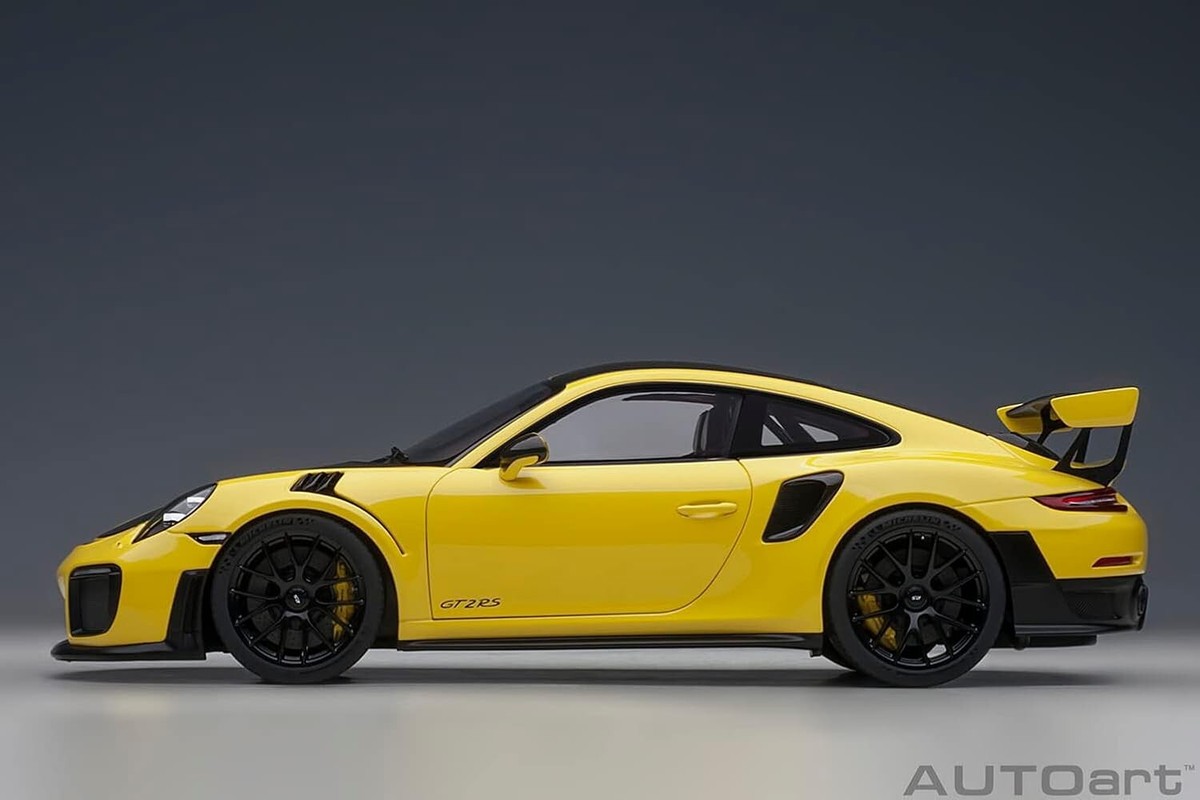AUTOart 1/18 Porsche 911 GT2 RS Weissach Package Yellow / Carbon