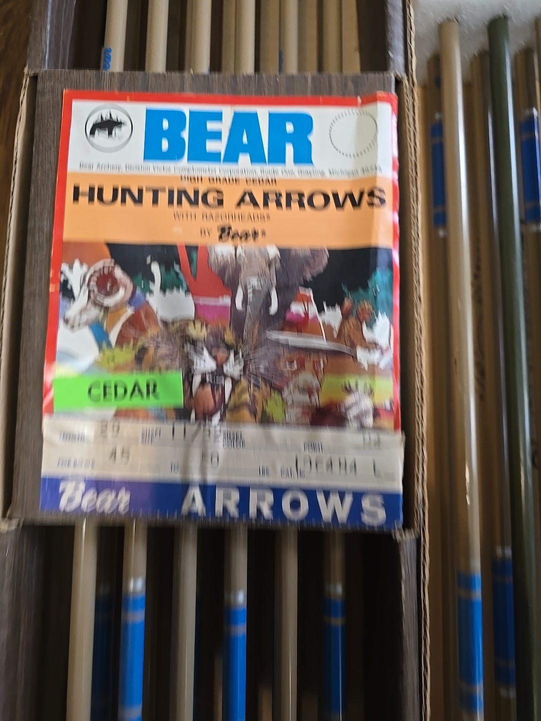 23 Vintage BEAR ARCHERY CEDAR FIELD POINT ARROWS Original Box