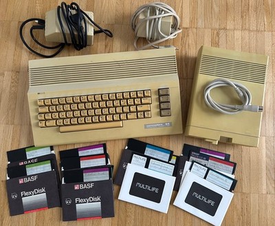 Commodore C64 (PD-SID) mit Floppy 1541-II und Disketten