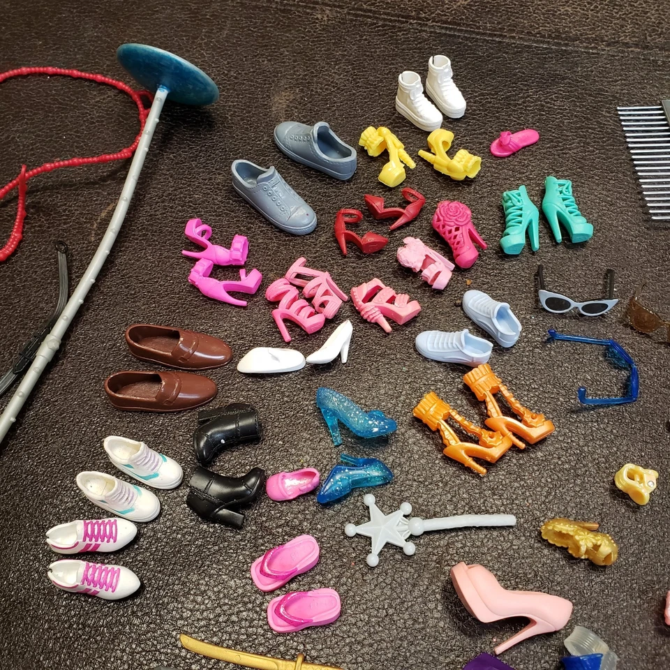 批量 40 多件 芭比娃娃和其他娃娃配件 鞋子 追求 帽子 1/2 匹配 — 第 4/4 张图片