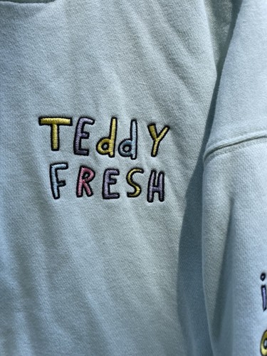 Sweat à capuche Teddy Fresh Need A Hug grand 3/4 zip manches brodées emo RARE luxe - Photo 4/12