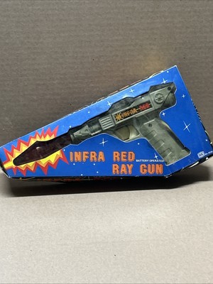 INFRA RED BATTERY-OPERATED TOY RAY GUN W/ LIGHTS AND SOUNDS SILVER WORKS NOS