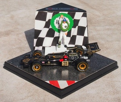 1:43 Lotus 72D Emmerson Fittipaldi  Quartzo World Champion 1972 mit Fahrerfigur