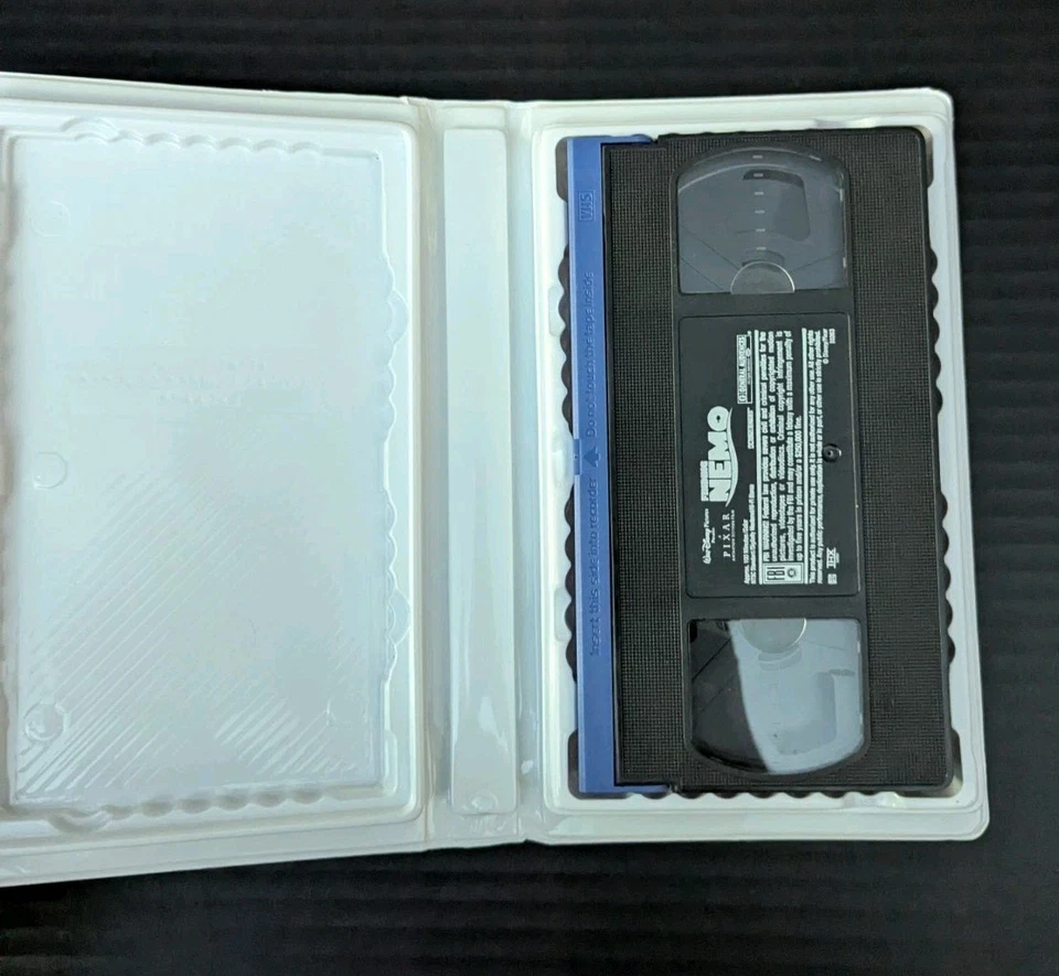 Pixar & Walt Disney Pictures VHS Tape Finding Nemo (2003) in Clamshell Case - Image 3 of 3