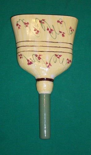 VTG HOLLYWOOD HAND MADE HANDMADE CERAMIC CALIFORNIA POTTERY BROOM WALL POCKET - Foto 1 di 6