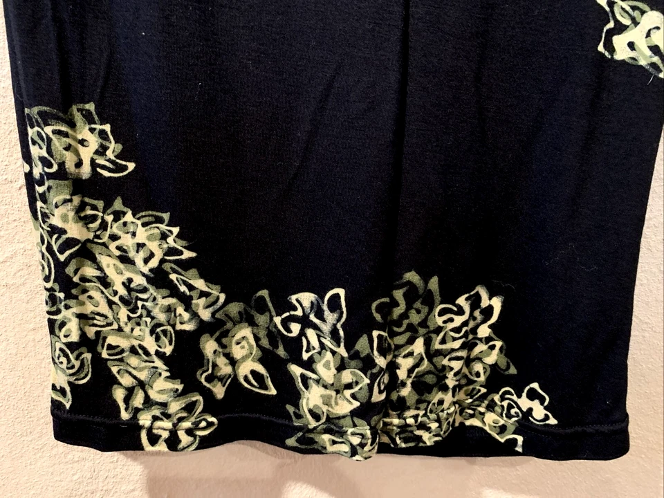 Top hawaiano Noa para mujer talla pequeña negro con cuentas y lentejuelas manga 3/4 boutique usado en excelente estado Foto 2 de 4