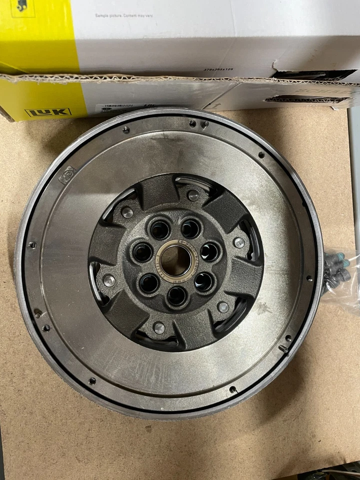 Dual Mass Flywheel DMF (w/ bolts) fits RENAULT SCENIC Mk2 1.9D 03 to 09 LuK New - Image 2 of 4