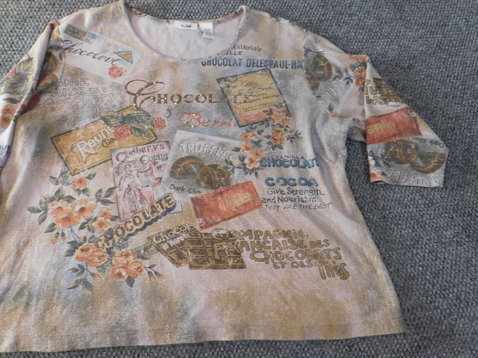 Ms. Lee 女式衬衫 2X Plus 米黄色套头上衣图形印花花朵巧克力 — 第 2/4 张图片