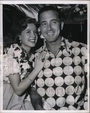 1947 Press Photo Actors John Payne & wife Gloria DeHaven at luau party in CA
