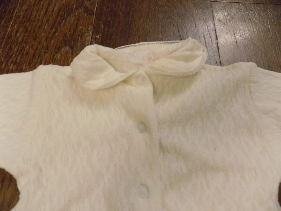 De colección Totknits Trimfit Blanco Encaje Patas Bebé MAMELUCO Cinta Ribete y Lazos 6-9 meses Usado en Excelente Condición Foto 2 de 4