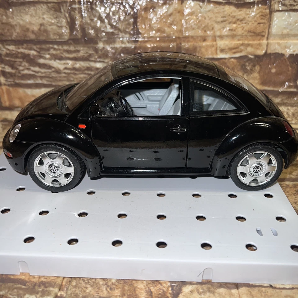 BURAGO VW NUEVO ESCARABAJO 1998 MODELO FUNDIDO A PRESIÓN HECHO EN ITALIA 1:18 negro brillante  Foto 3 de 4