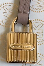 MICHAEL KORS GOLD LOGO LOCK STYLE CHARM / FAWN PINK LEATHER STRAP HANDBAG FOB
