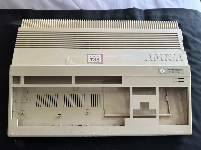 Commodore Amiga 500plus case SlightYellowing+ Port Covers Has screws See Listing