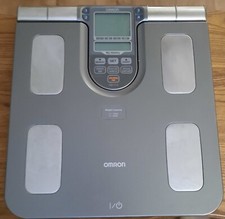 Monitor de composición corporal Omron con báscula - 7 indicadores de condición física y memoria de 90 días