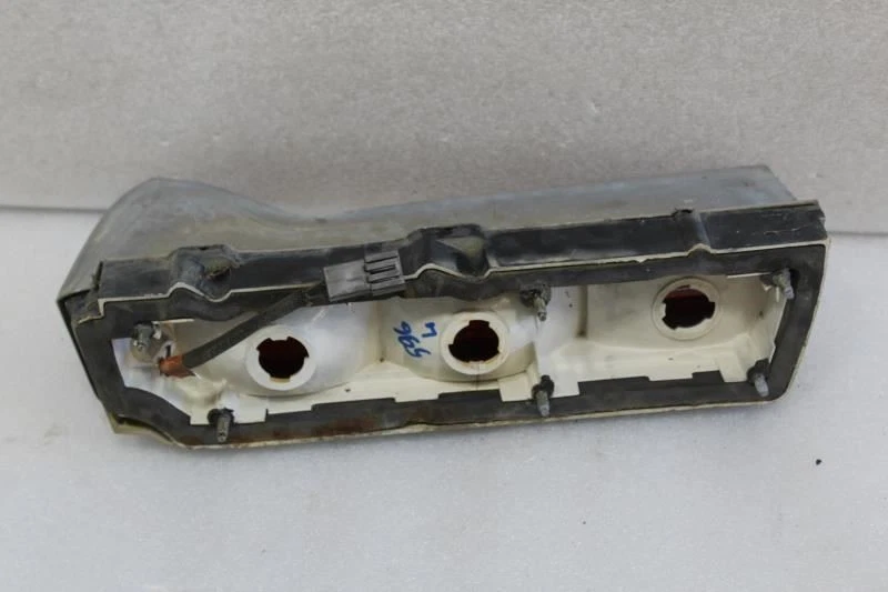 1976 LINCOLN CONTINENTAL MARK IV LEFT DRIVER SIDE REAR TAIL LIGHT LAMP - Image 2 of 4