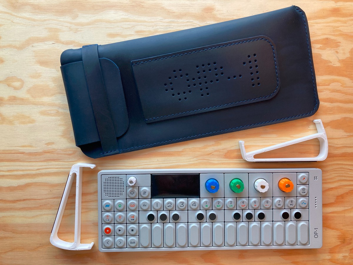 TEENAGE ENGINEERING OP-1 シンセサイザー 専用ケース付き TEENAGE ENGINEERING OP-1 シンセサイザー 専用ケース付き