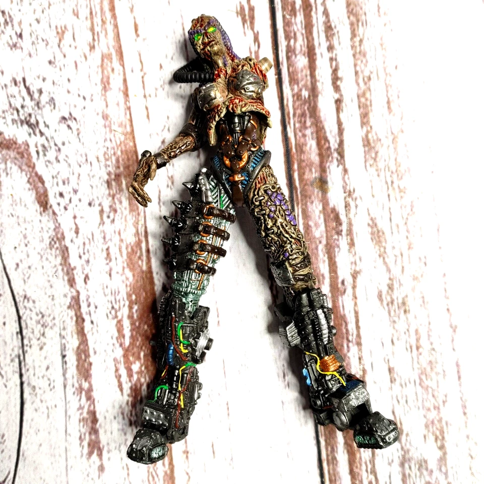 Figura ReSaurus Quake II Alien Strogg Iron Maiden Mujer Zombi con 11 Brazos de Repuesto. Foto 3 de 4