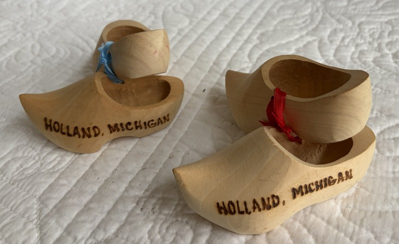 VTG HOLLAND MI wooden shoes 2 pr Thermotron Corp souvenir 4¼” long