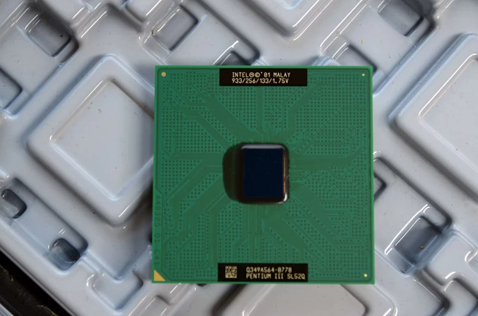 Intel Pentium III Socket 370 933mhz 256KB 133 FSB 1.75V SL52Q Coppermine Core - Image 2 of 2