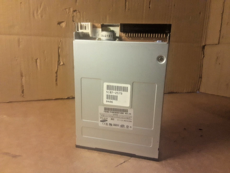 Samsung SFD-321B rev M3 F3M3  3.5" 1.44 MB DS/HD FDD Floppy Disk Drive - Image 2 of 4