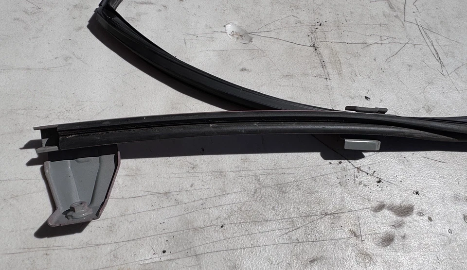 Vedação e canal/corrida de borracha de vidro para janela 2010 TOYOTA PRIUS FR OEM - Imagem 3 de 4