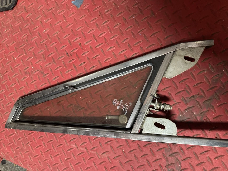 🔥1981-92 Alfa Romeo Spider Quad Veloce Front Right Door window Vent Glass Latch - Image 2 of 4