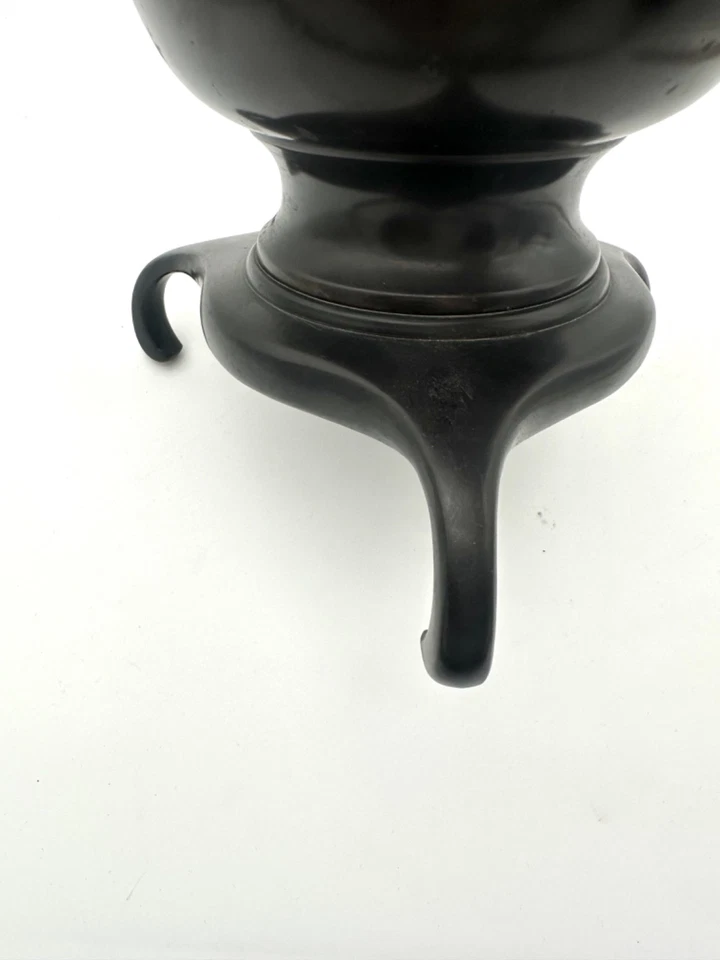 Antique patinated brass Asian tri footed vessel vase with handles - Image 4 of 4