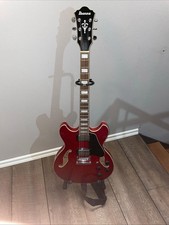 Ibanez E-Gitarre Schwarz und Rot mit Ständer und Kabel