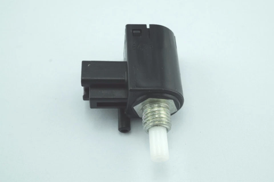 INTERRUPTOR PEDAL EMBRAGUE CONTROL CRUCERO ORIGINAL TOYOTA 8452024010 Foto 2 de 4