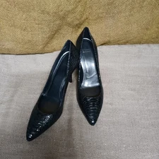 WOW!! STUART WEITZMAN~ GRAY/SILVER "SNAKE" LIKE SKIN PUMPS!! SIZE 12M - 3 AVAIL