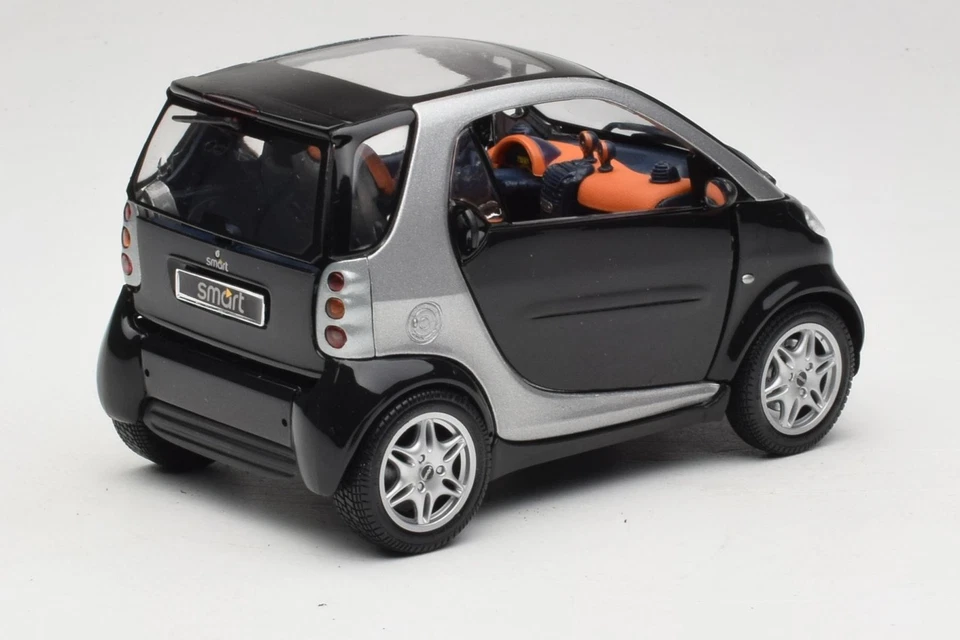 0004830V000C08Q00 Smart Fortwo Black Kyosho 1:18 - Immagine 3 di 4