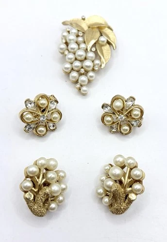 VINTAGE SIGNED TRIFARI SMALL GROUP LOT BRUSH GOLD FAUX PEARL - EARRINGS, BROOCH