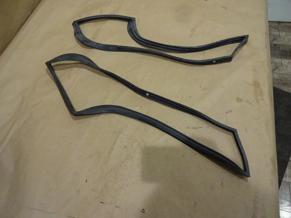 Juntas luces indicadoras diestro y derecho Ferrari 365 GTB4 Daytona P/N 95403161-95403162 Foto 3 de 4