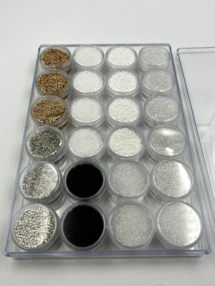 Juego de 24 cuentas de semillas de vidrio blanco/claro/perla/plateado/oro/negro con organizador Foto 2 de 3