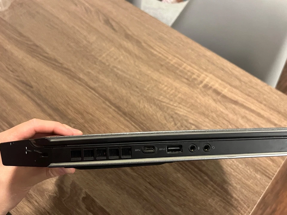 Portátil para juegos Alienware 15 R3 i7-7700HQ CPU @ 2,80 GHz (usado) Foto 4 de 4