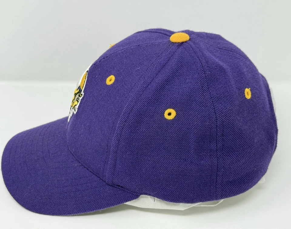 Gorra ajustable púrpura NFL con logotipo de los Minnesota Vikings mascota Foto 2 de 4