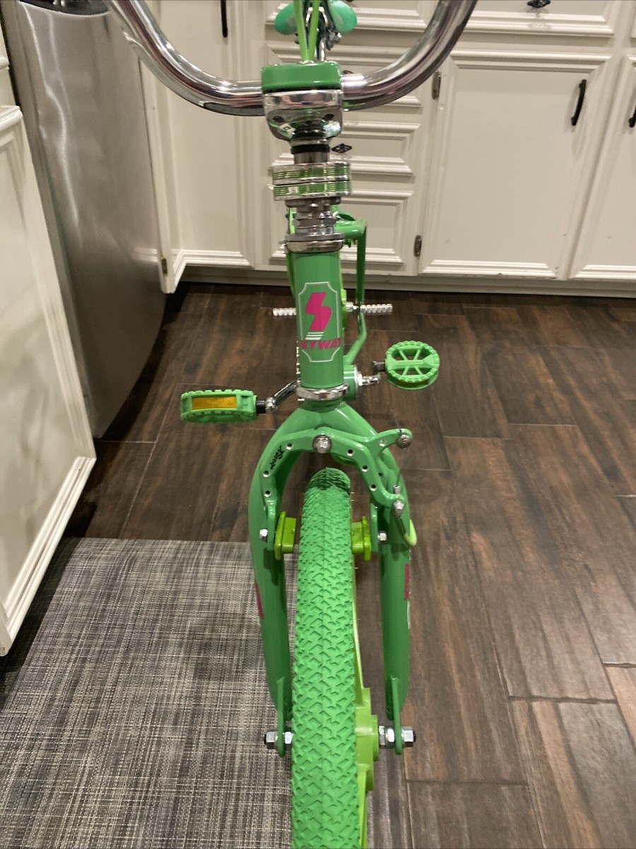 1985 GREEN ON GREEN SKYWAY STREETBEAT. RESTORED AND BUILT 1985 GREEN ON GREEN SKYWAY STREETBEAT. RESTORED AND BUILT