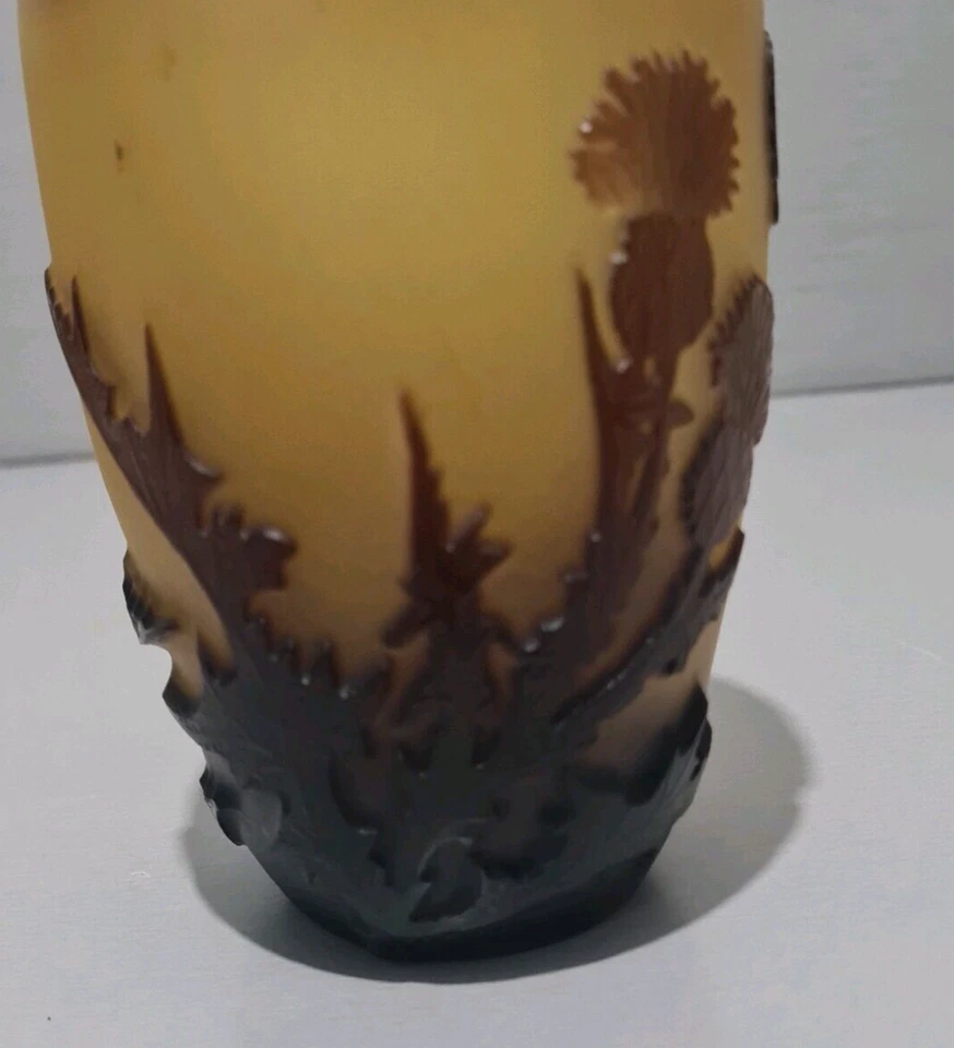 Vase en pate de verre à décor de chardons et papillons signé et dégagé à l'acide - Photo 4/4