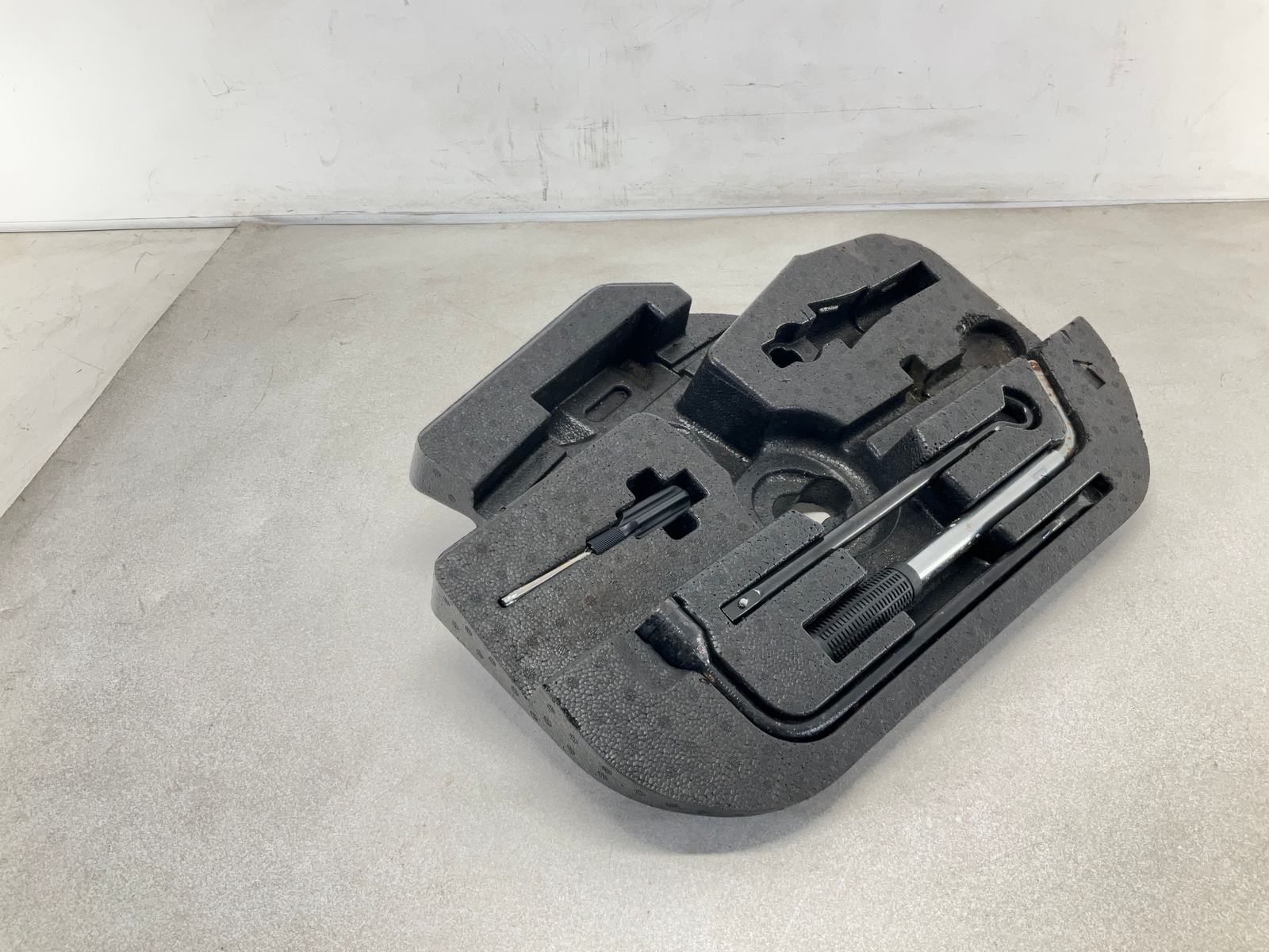 17-20 MASERATI Levante Spare Tire Lift Jack Tools W/ Foam Compartment Carrier CM