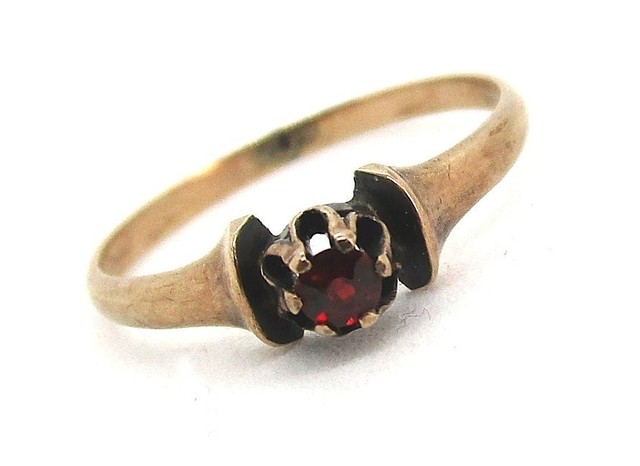 10K Yellow Gold and Ruby Ring .935 grams size 4 3/4 ruby .07 ct lot