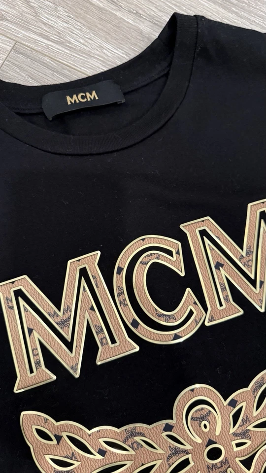 Camiseta MCM Hombre Logo Negro Dorado Estampado Mediana | Camiseta de Diseñador Hecha en Corea - M Foto 4 de 4