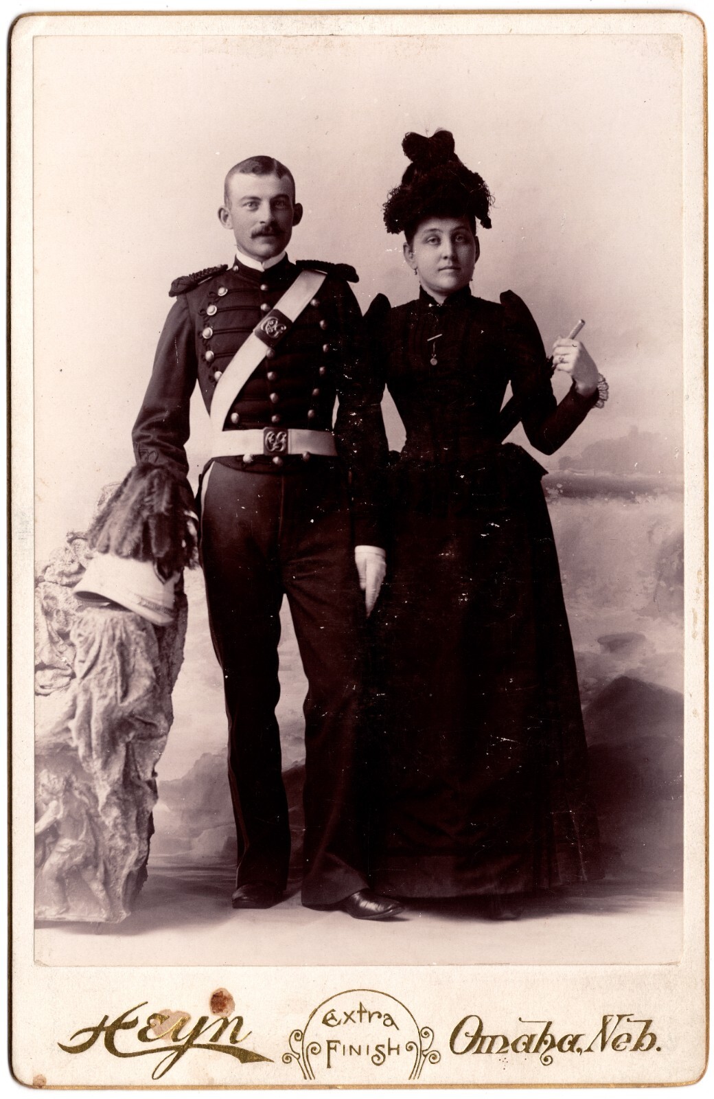 CIRCA 1890s CABINET CARD HEYN INDIAN WARS SOLDIER WITH HIS WIFE OMAHA NEBRASKA