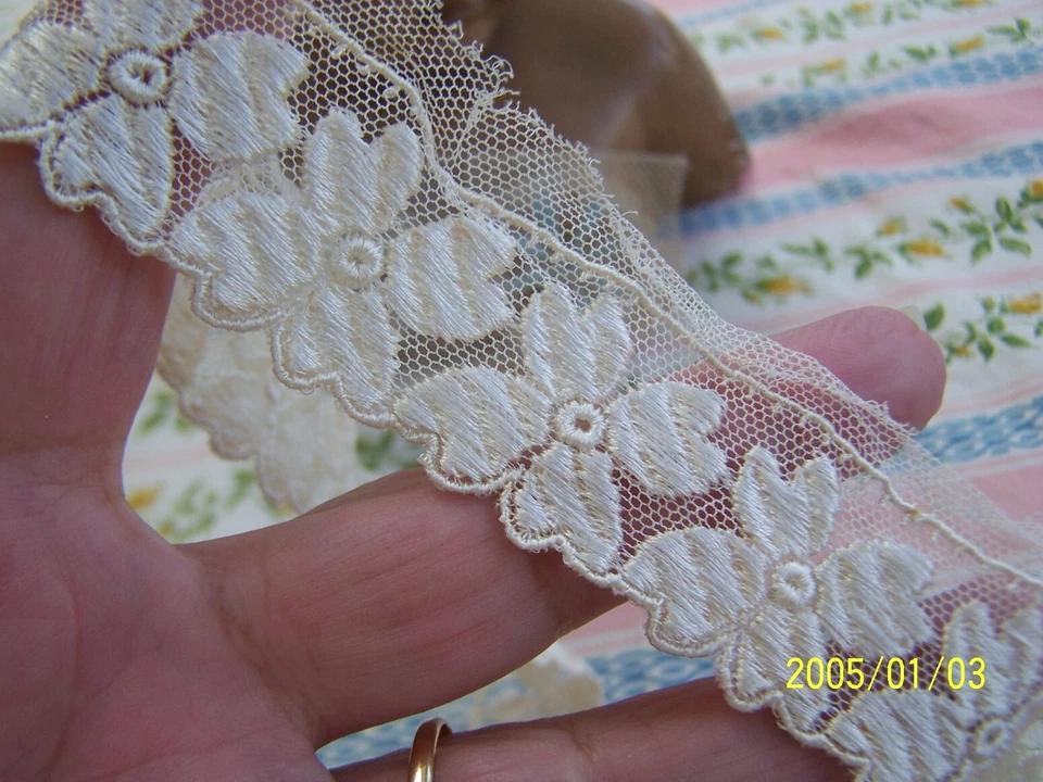 Ancien tulle brodé au fil de soie+2 applications. Superbe lot ! Réf : n°196 - Photo 4/4