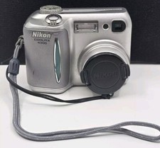 Nikon COOLPIX 4300 4.0MP Digital Camera Silver PARTS/REPAIR ONLY Powers On
